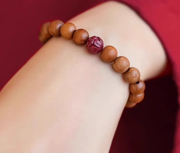 The peach wood bracelet consecrated by a master comes from Mount Wutai.